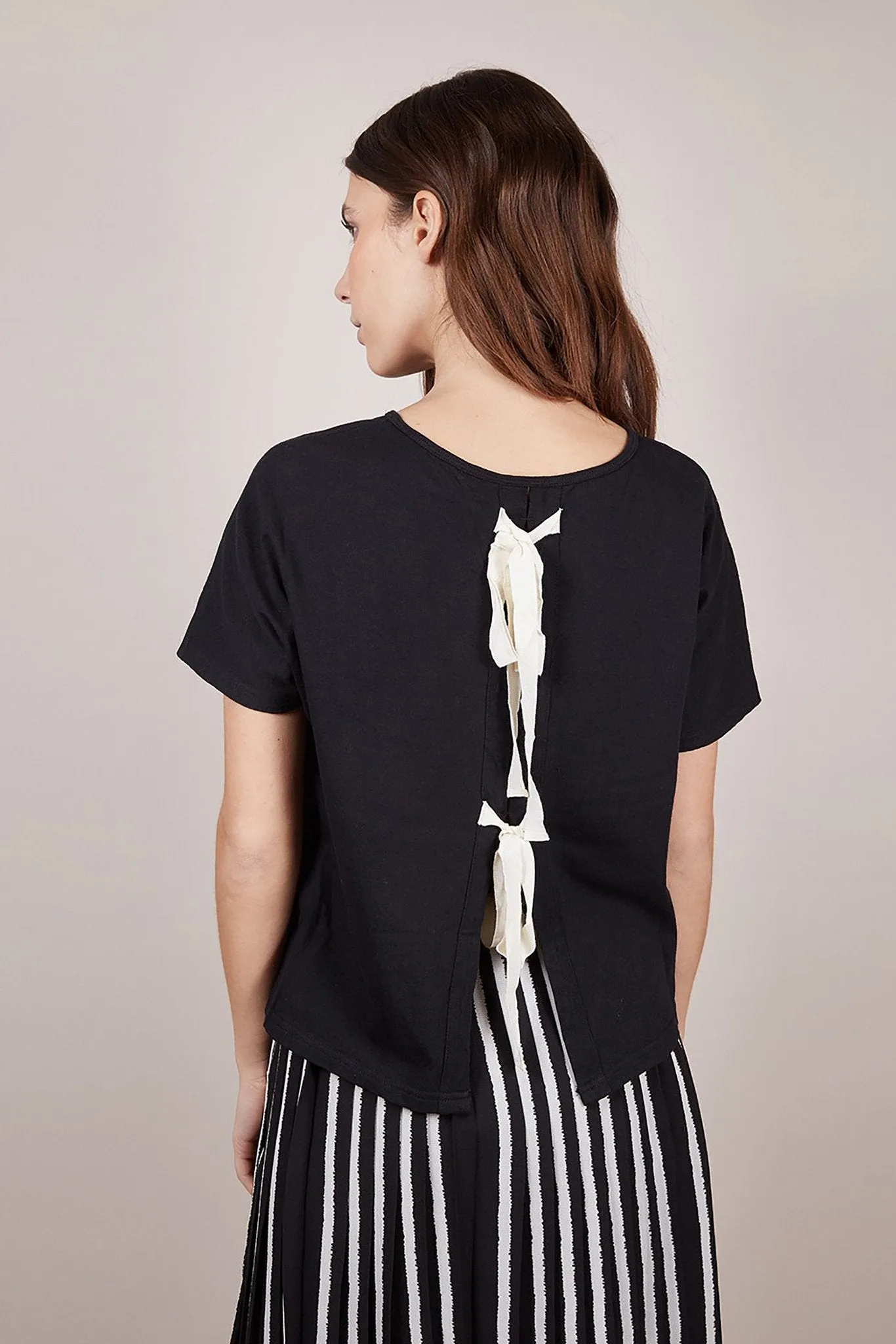 Short Sleeve Bow Back Tee in Black