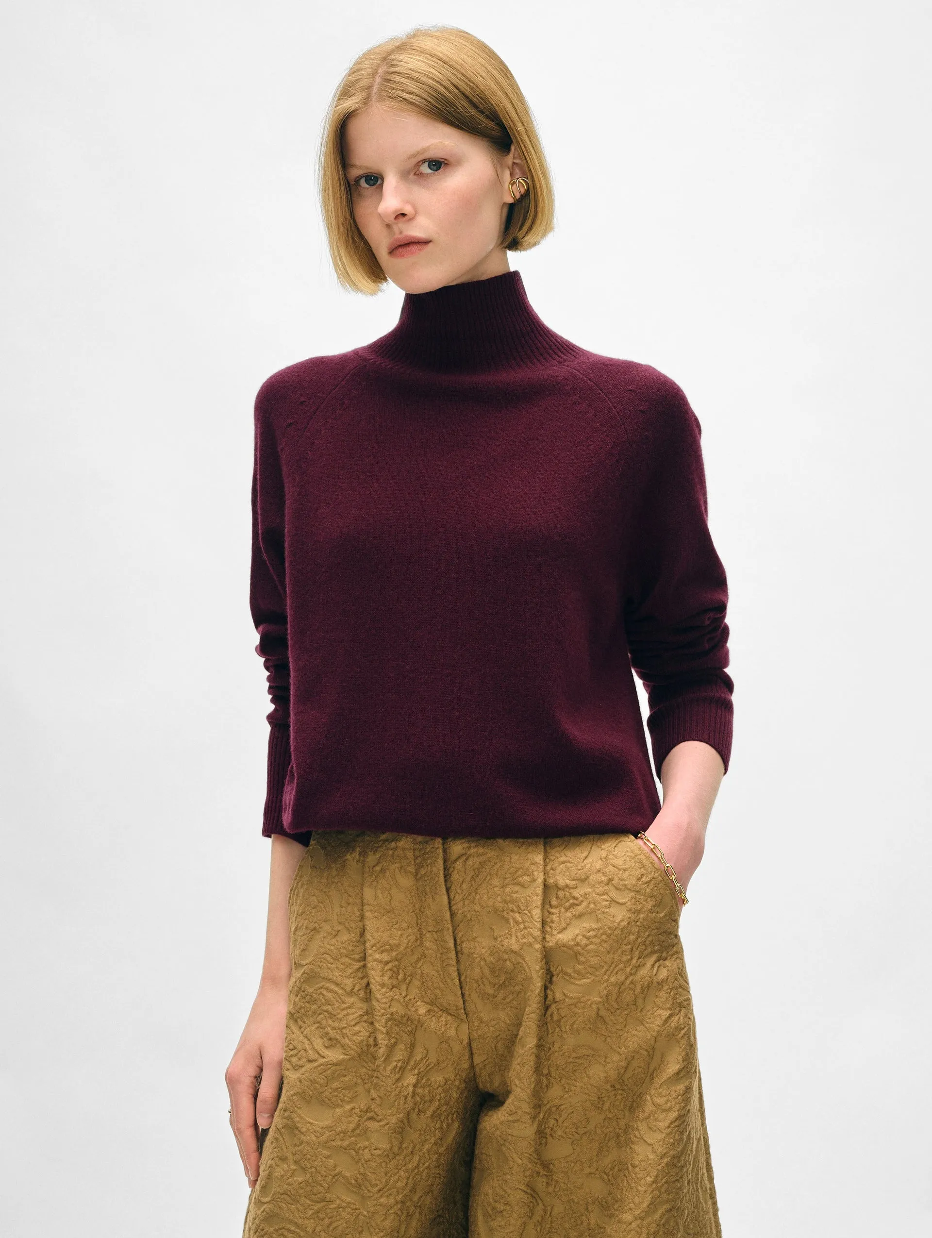 White   Warren - Cashmere Rib Trim Standneck Sweater in Sangria